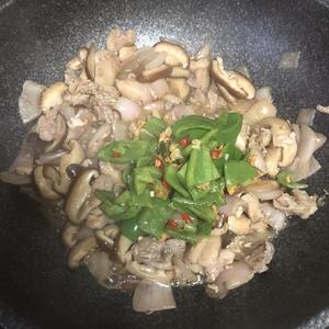 快手菜 炒青椒香菇鸡腿丁的做法 步骤12