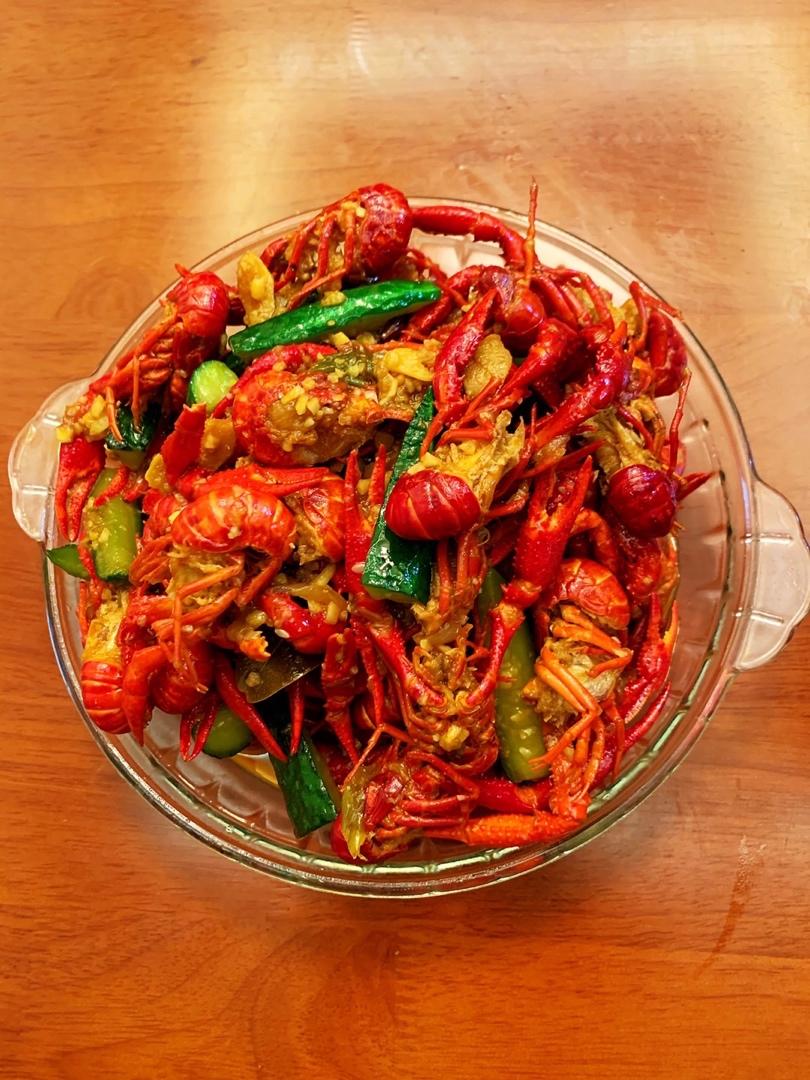 好吃到爆的蒜香小龙虾