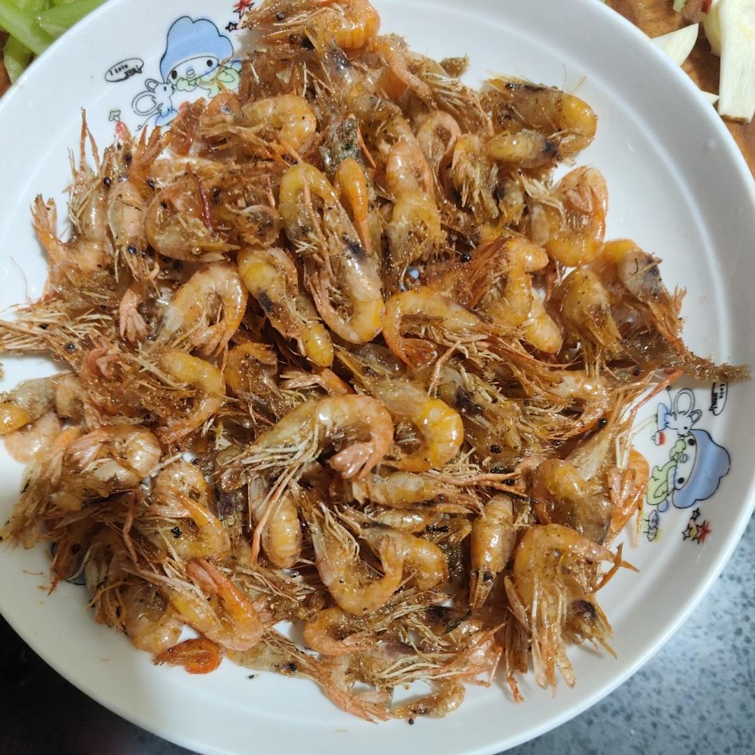 只需一个窍门、即可做出香酥可口脆的鲜炸小河虾、简单快捷、小朋友超爱