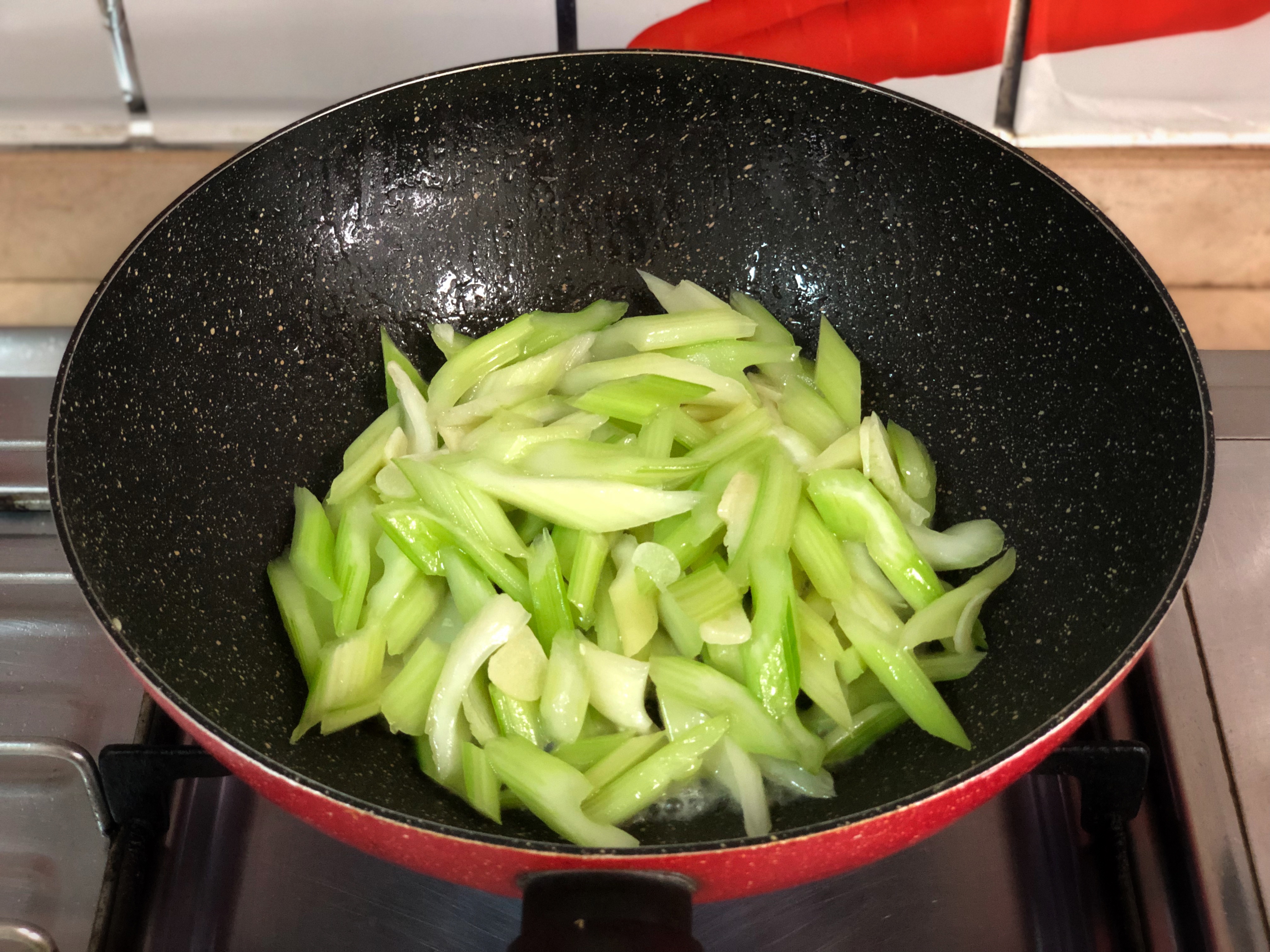 究极解油腻好菜：蒜炒西芹的做法 步骤6