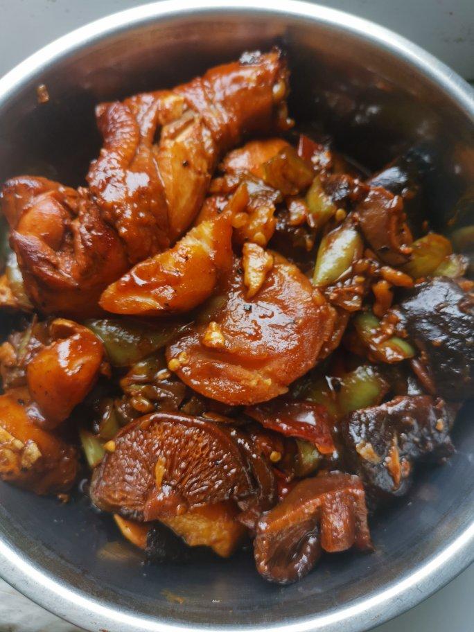 匡20做的红烧土豆炖鸡块(鸡腿)