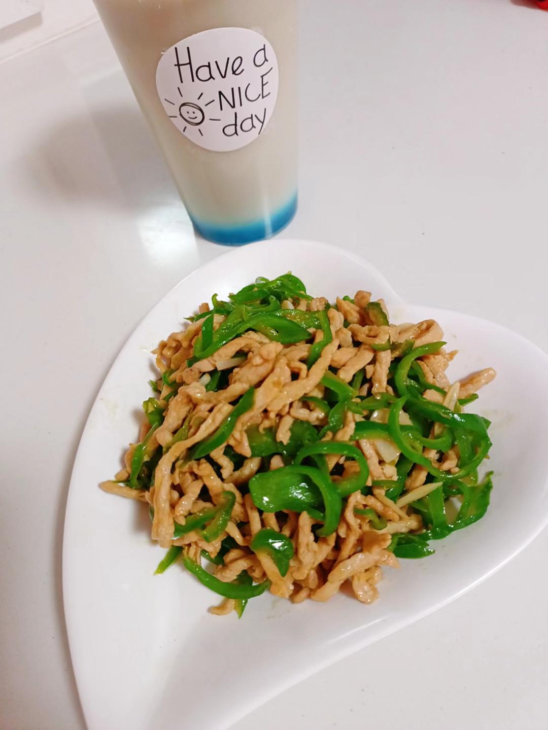 青椒肉丝，这样炒太好吃了。