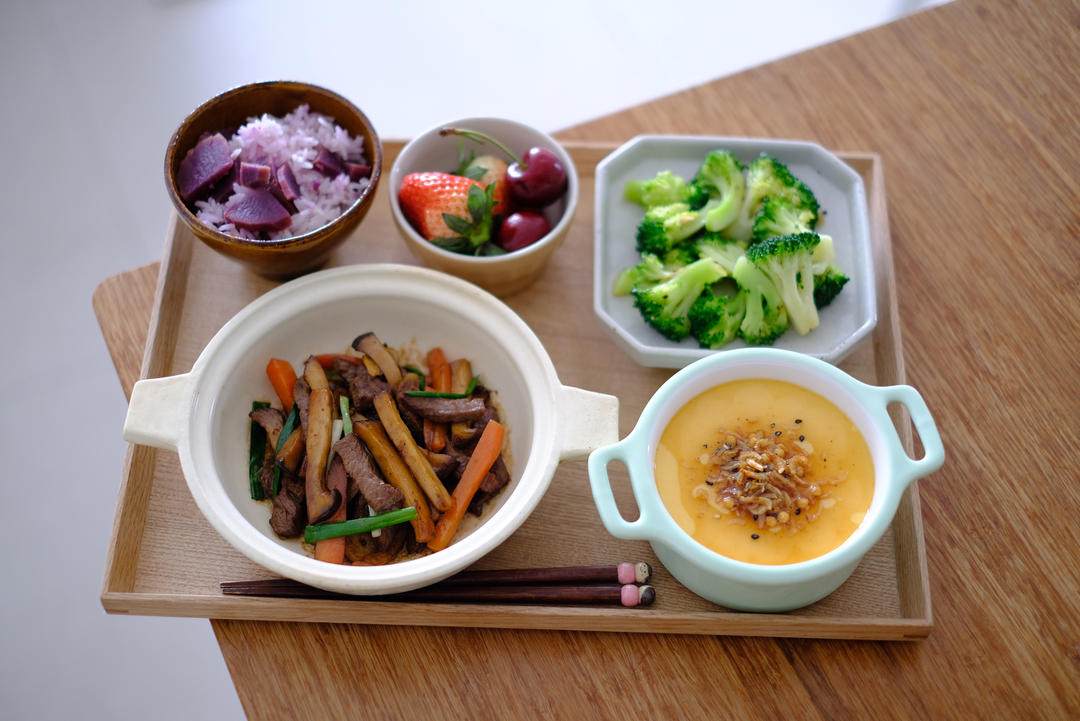 二年级小学生午餐