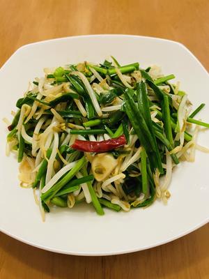 小清新组合出来的减脂美味：绿豆芽炒韭菜的做法 步骤3