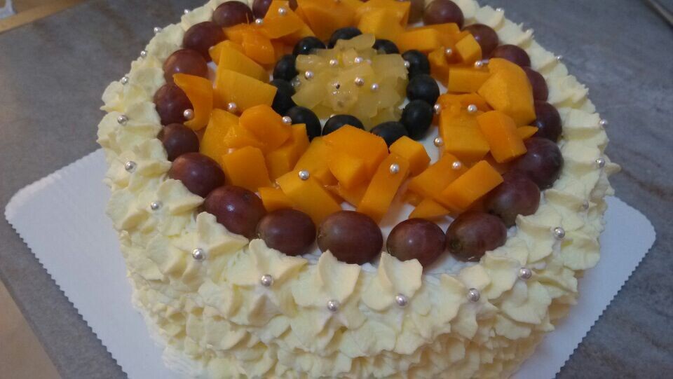 奶油水果装饰蛋糕