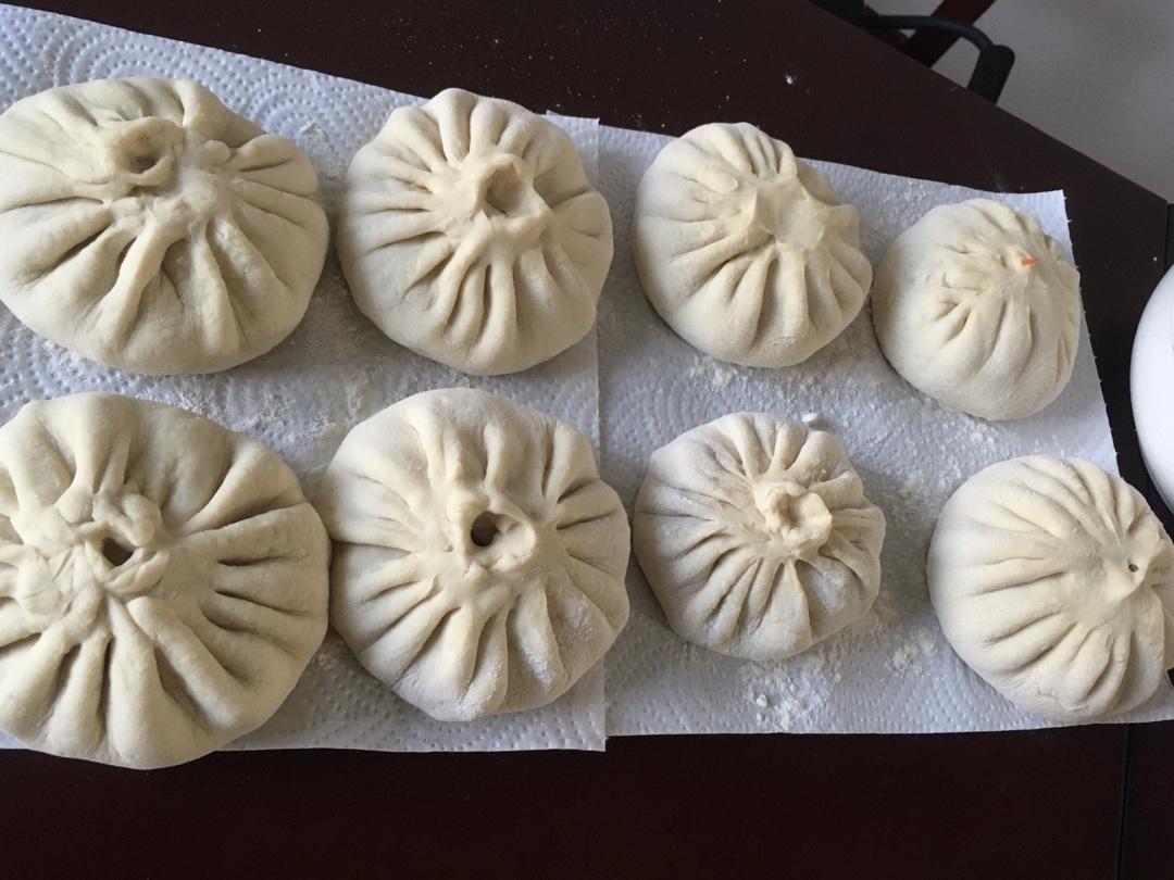 松软的素馅包子