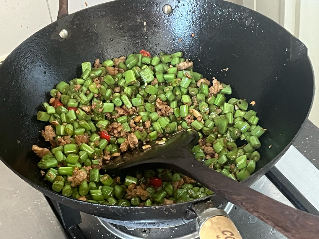 厨师长教你：“豆角炒肉末”的家常做法，非常下饭赶紧收藏