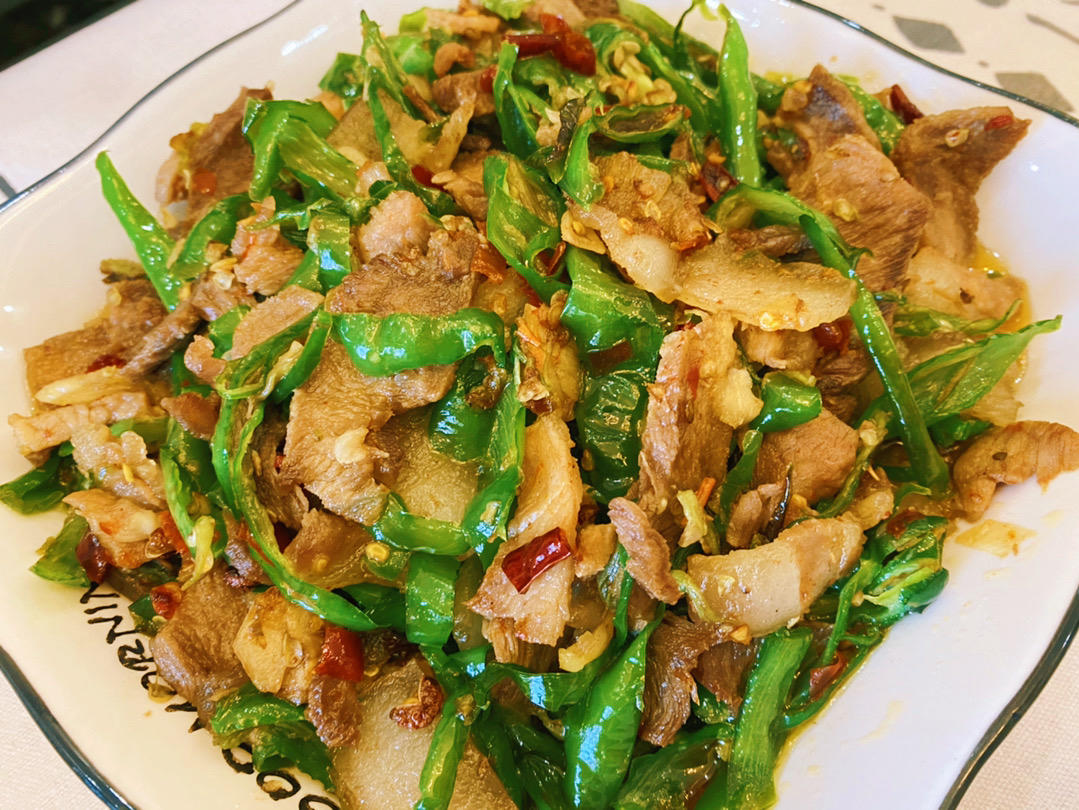 辣椒炒肉(几乎是所有湖南大饭店里的传统炒法)