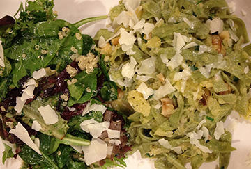 菠菜面配藜麦色拉的做法