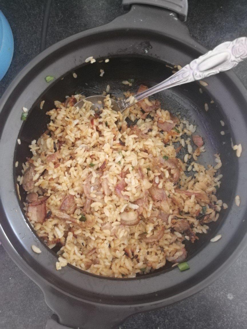 广式腊味煲仔饭