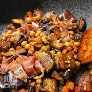 茄子香菇火腿炒大麦饭的做法 步骤5