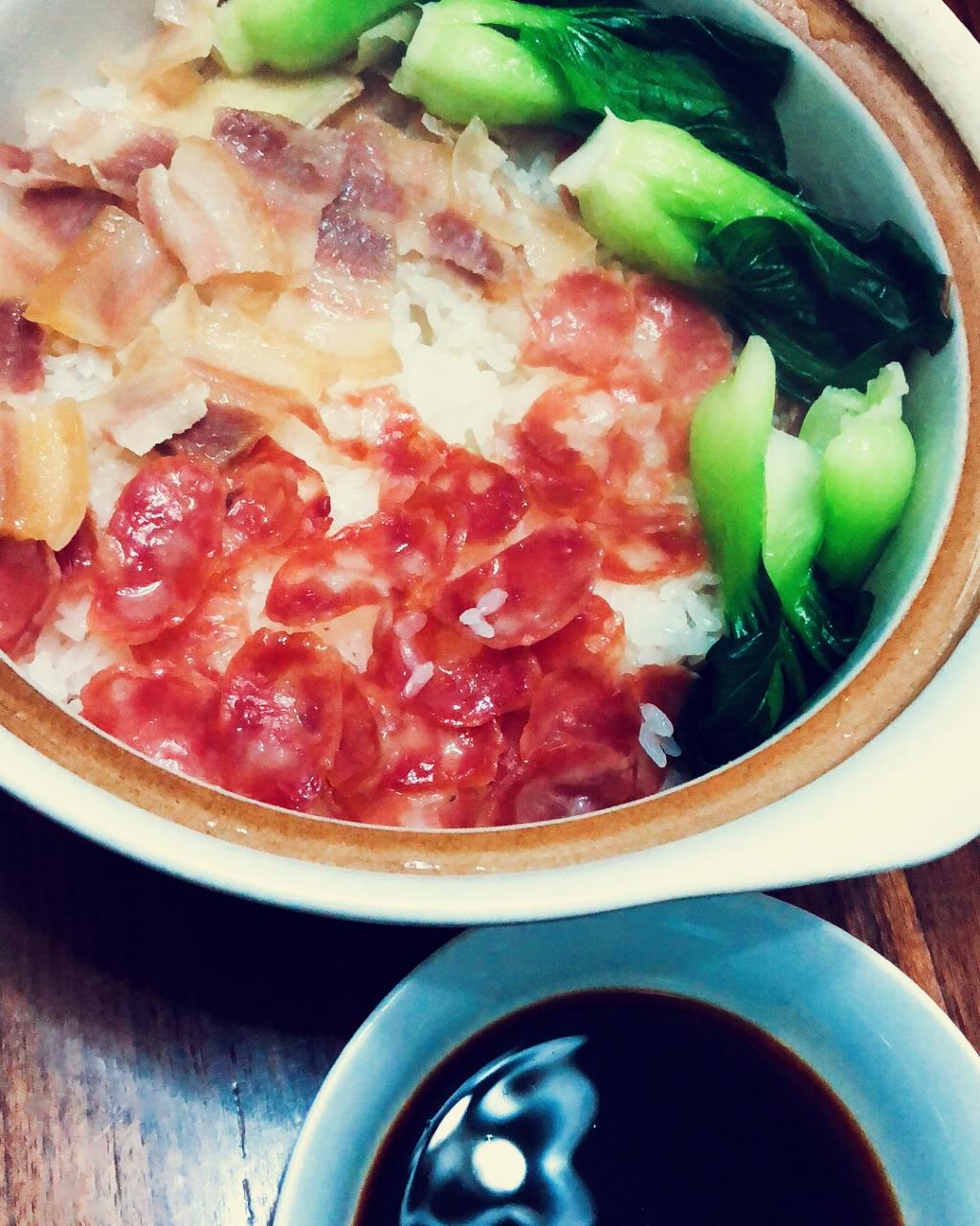 腊鸭腿腊肠煲仔饭