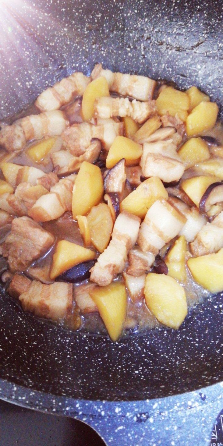 五花肉炖土豆