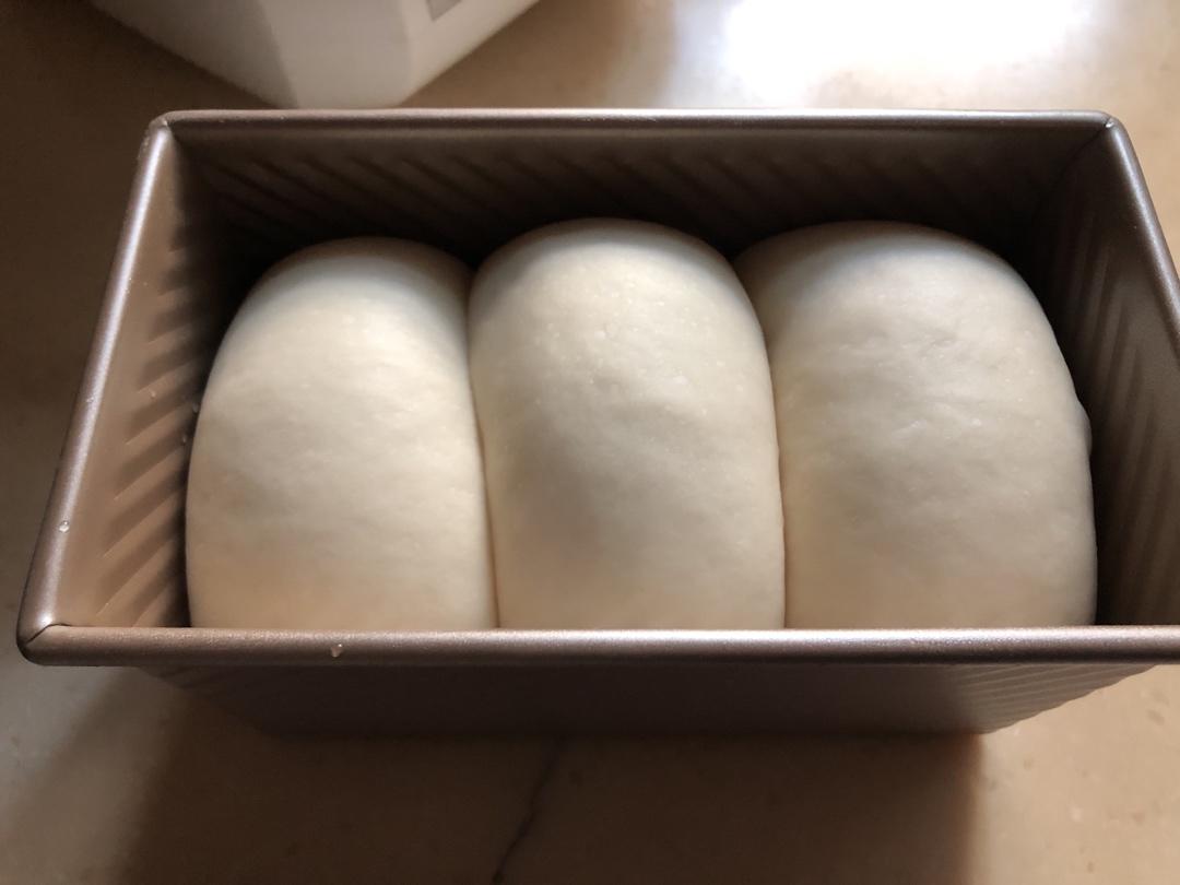 一次发酵柔软吐司，直接法。冷藏面团，3种手法出手套膜。鲜酵母吐司（详细的很）