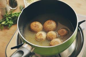 《孤独的美食家》之蒜香鸡汁焗蘑菇的做法 步骤3