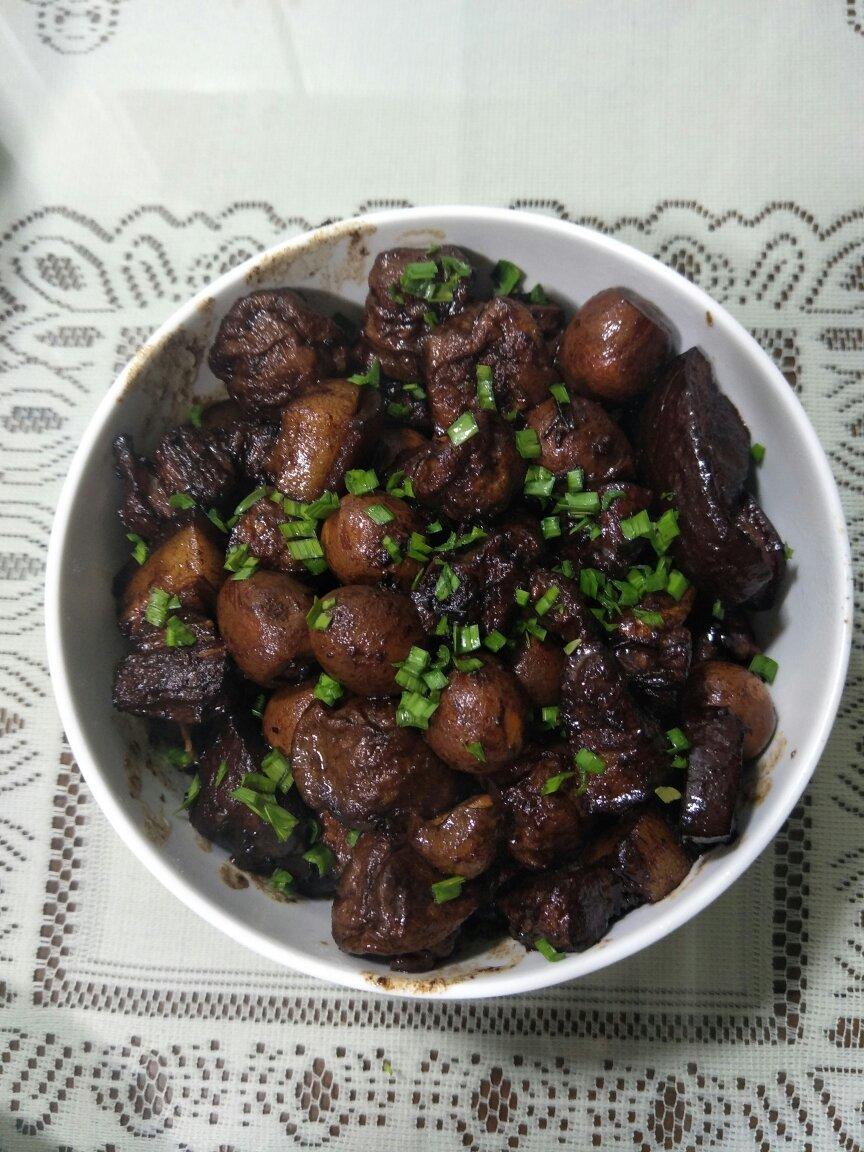 加了鹌鹑蛋后，这盘红烧肉，美味的逆天啦——鹌鹑蛋烧肉（孔瑶食谱）