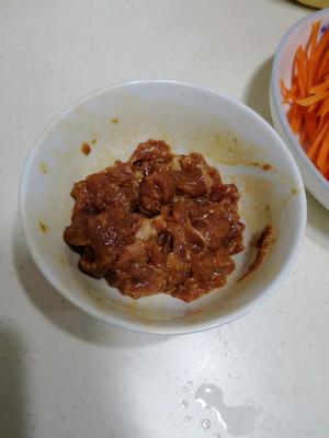 胡萝卜丝炒肉片的做法 步骤1