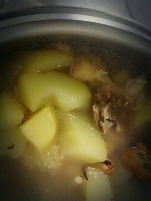 木瓜银耳排骨汤的做法