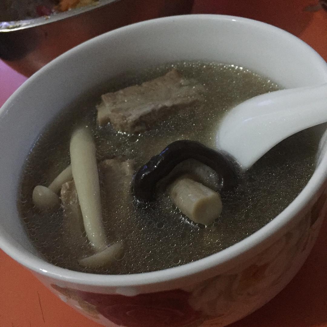 菌菇脊骨汤