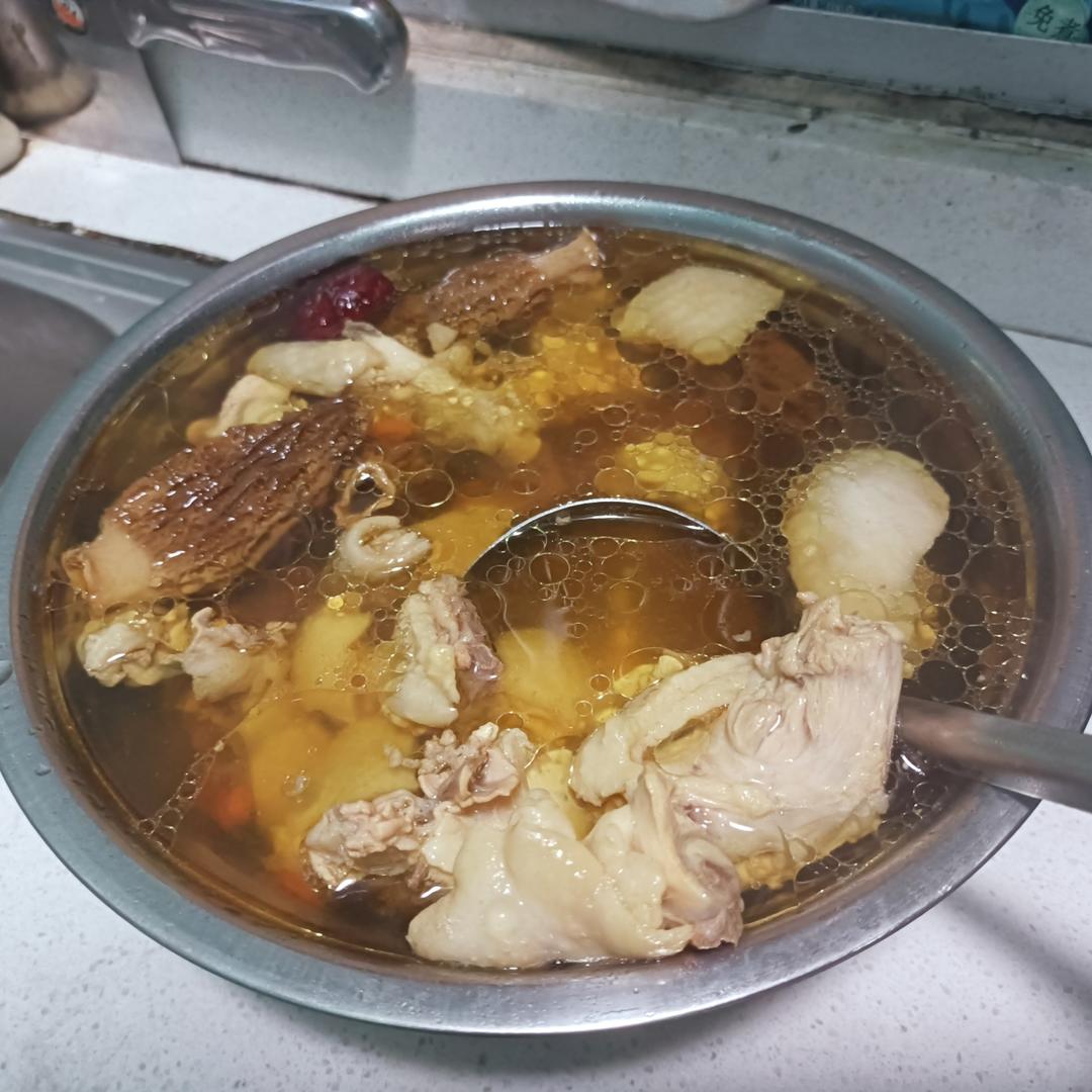 羊肚菌炖鸡汤