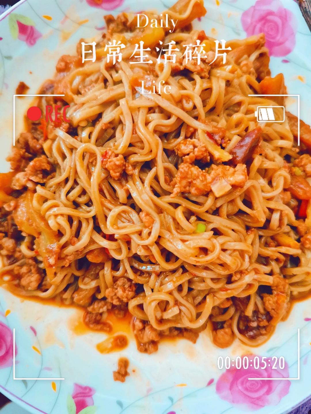 无敌好吃的【鱼香肉沫茄子焖面】，吃完舔盘🍜