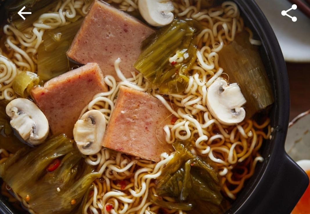 泡椒酸菜午餐肉方便面,冬日暖锅料理的做法