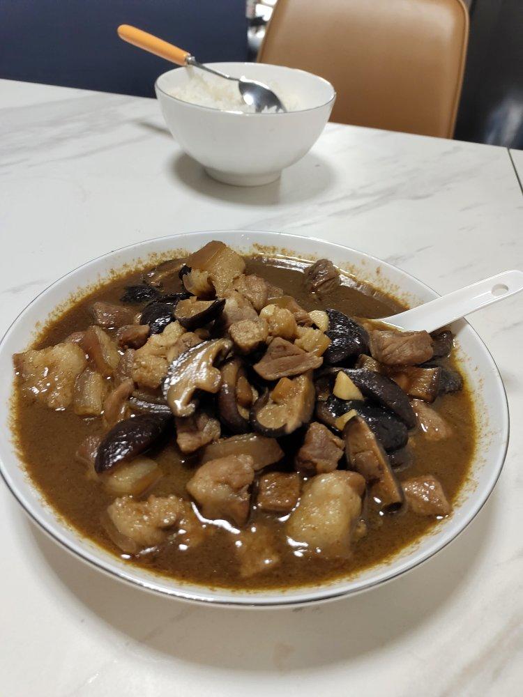 五花肉煨香菇