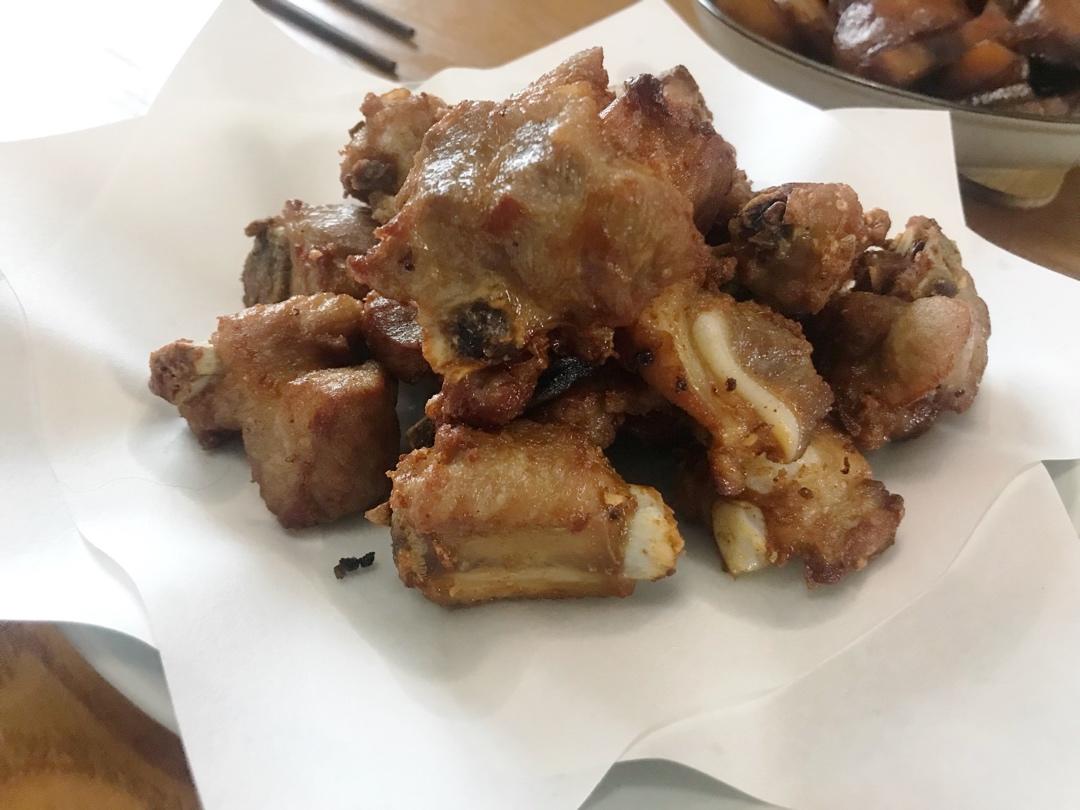 我家排骨从不红烧，加一些大蒜，出锅香喷喷，孩子吃完舔手指