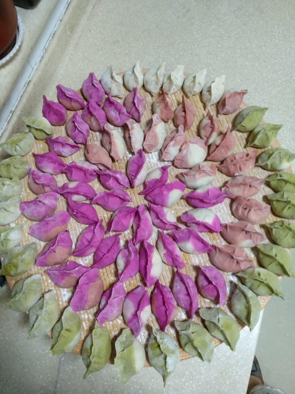 彩色饺子（蔬菜汁）