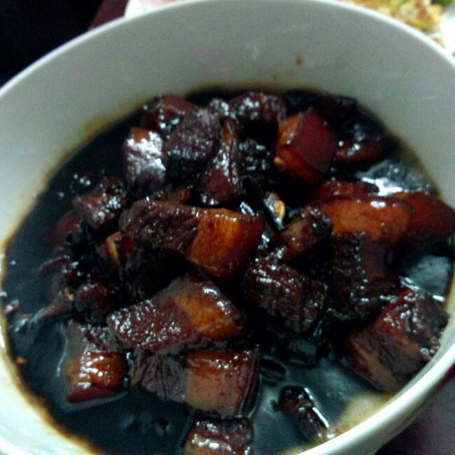 吃着碗里望着锅里的红烧肉