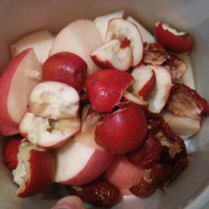 山楂红枣苹果汤的做法 步骤1