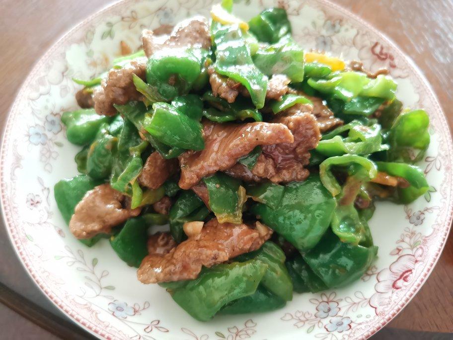 3分钟快手青椒炒牛肉，家庭版无盐无味精嫩香牛肉，我的常备菜单