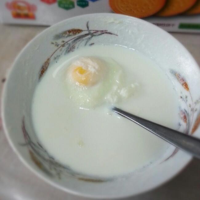 早餐的懒人做法--牛奶鸡蛋的做法