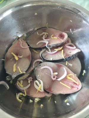 香煎鲅鱼的做法 步骤1