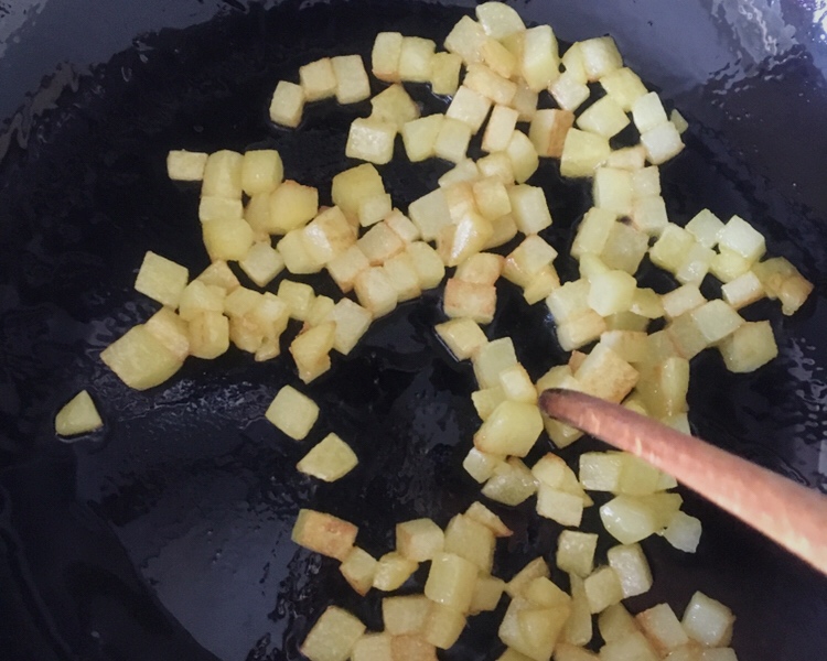 土豆胡萝卜鸡蛋炒饭的做法 步骤4