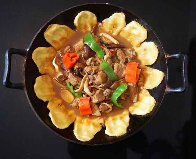 地锅排骨贴玉米饼-冬天学做一道热乎的大锅菜吧！的做法