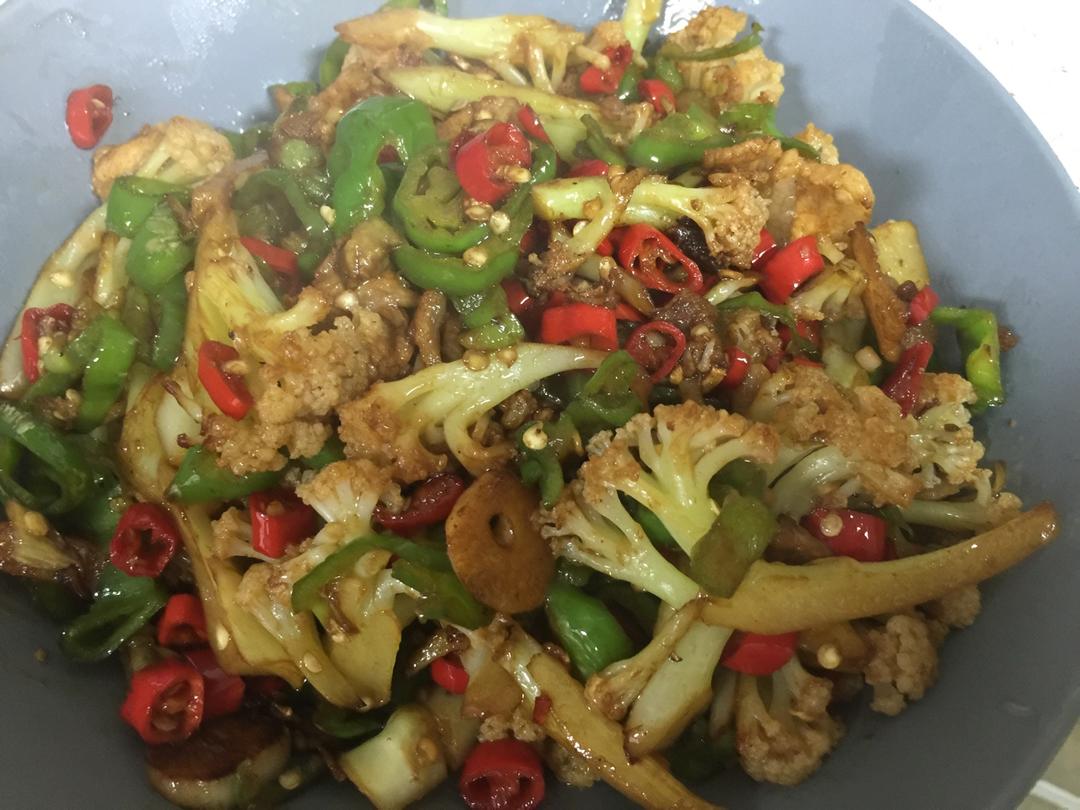 饭店必点的干锅花菜，是这么做出来的。
