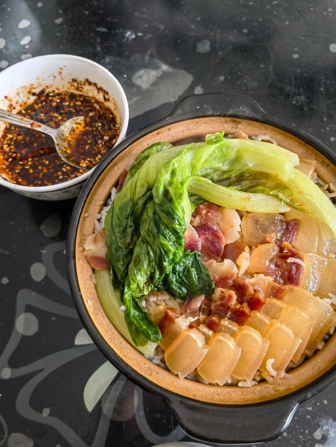 广式腊味煲仔饭