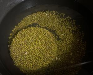 绿豆汤清热解暑➕不脱壳小技巧的做法 步骤2