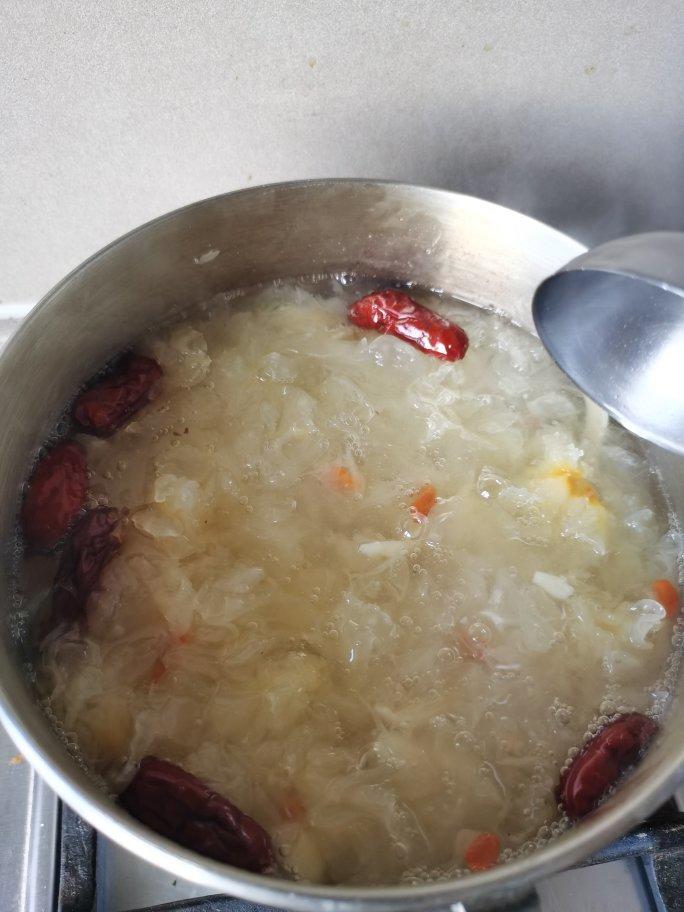 红枣银耳莲子羹
