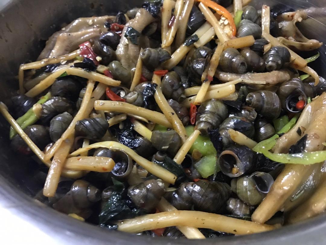 带皮鸭脚田螺煲