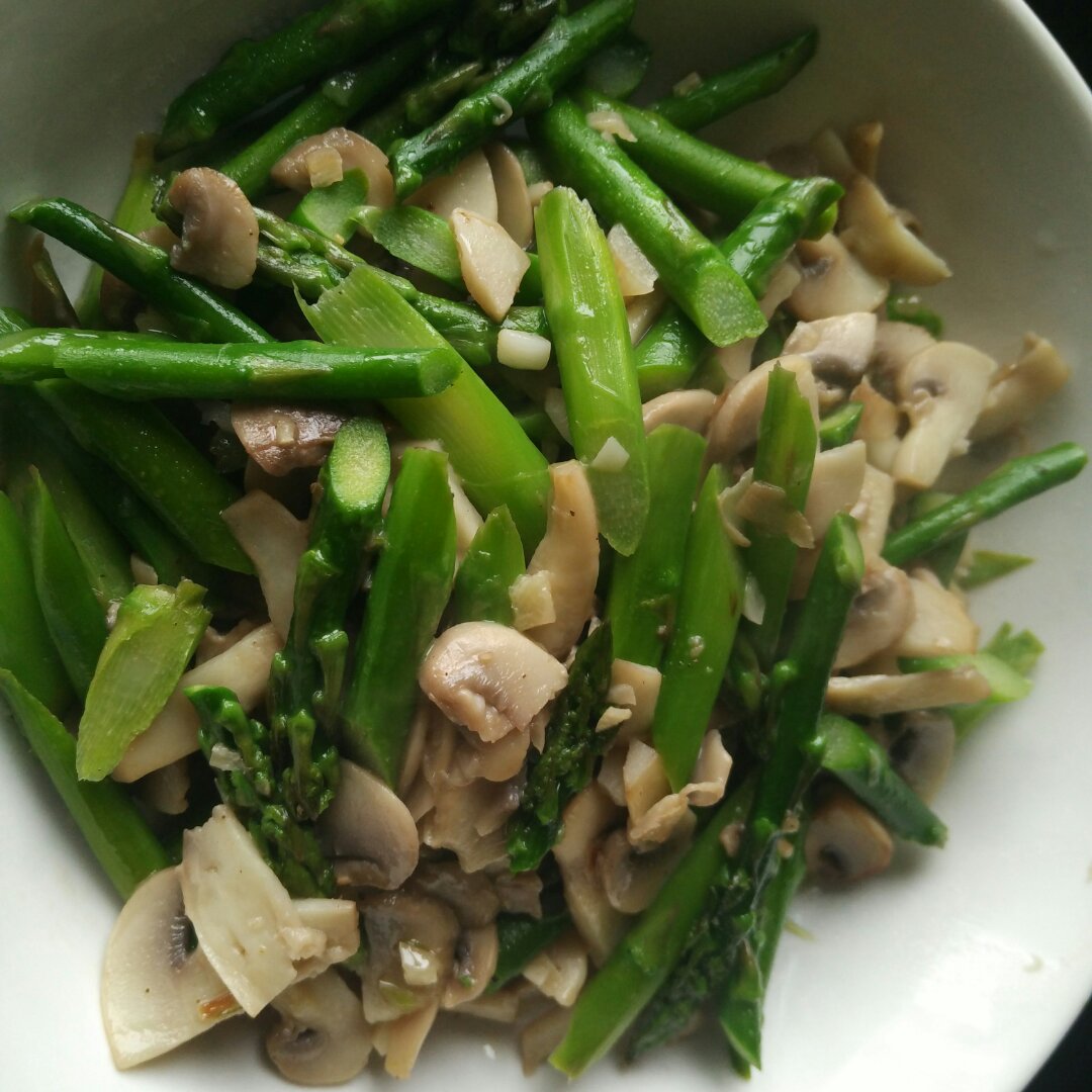 芦笋炒蘑菇