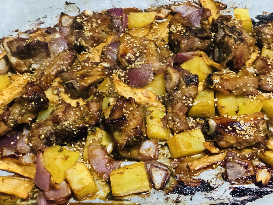 简单又好吃的蜜汁烤排骨烤土豆（烤箱版）