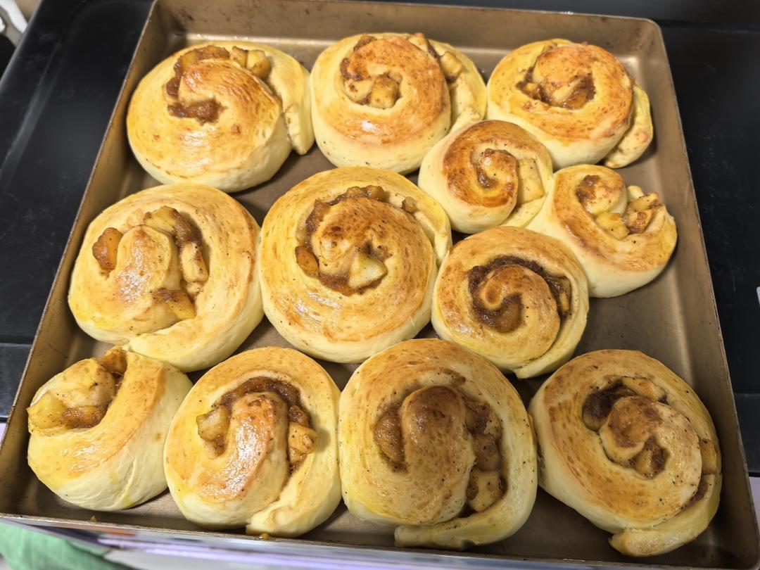 寒冷的冬天，来个「焦糖苹果肉桂卷」吧！