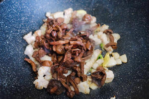 榛蘑焖饭的做法 步骤5