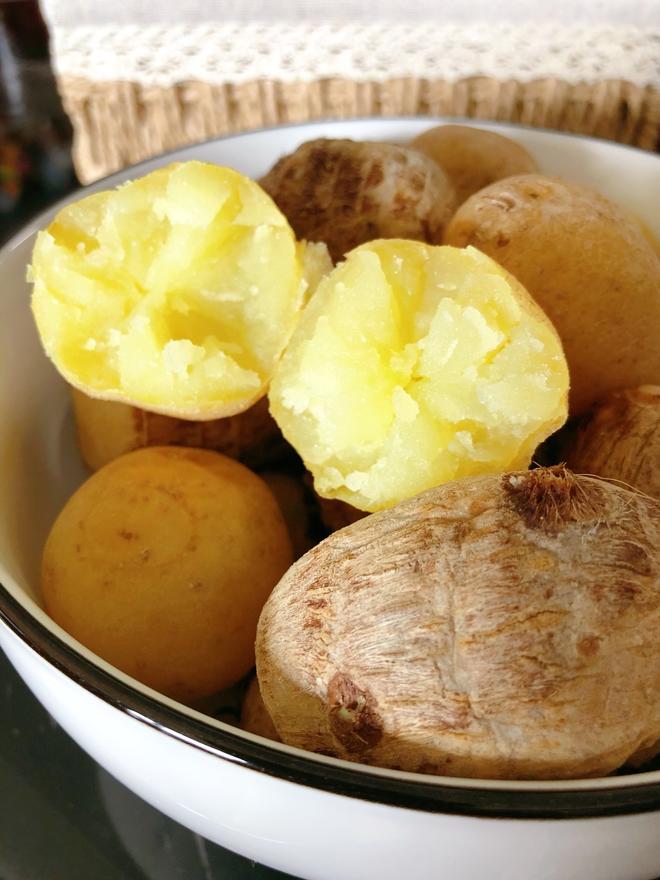 盐㸆毛芋艿土豆的做法