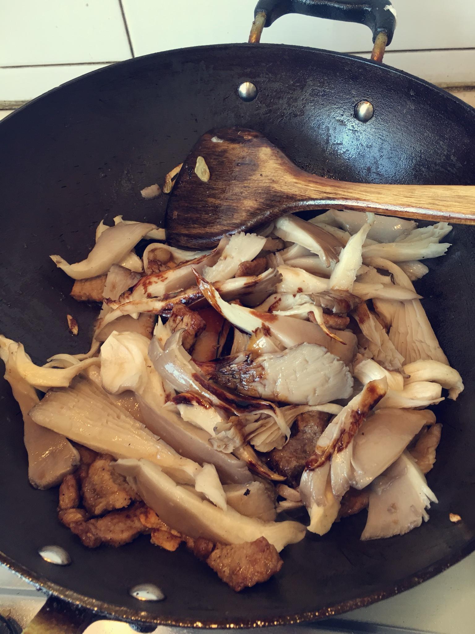 蘑菇炒肉的做法 步骤8