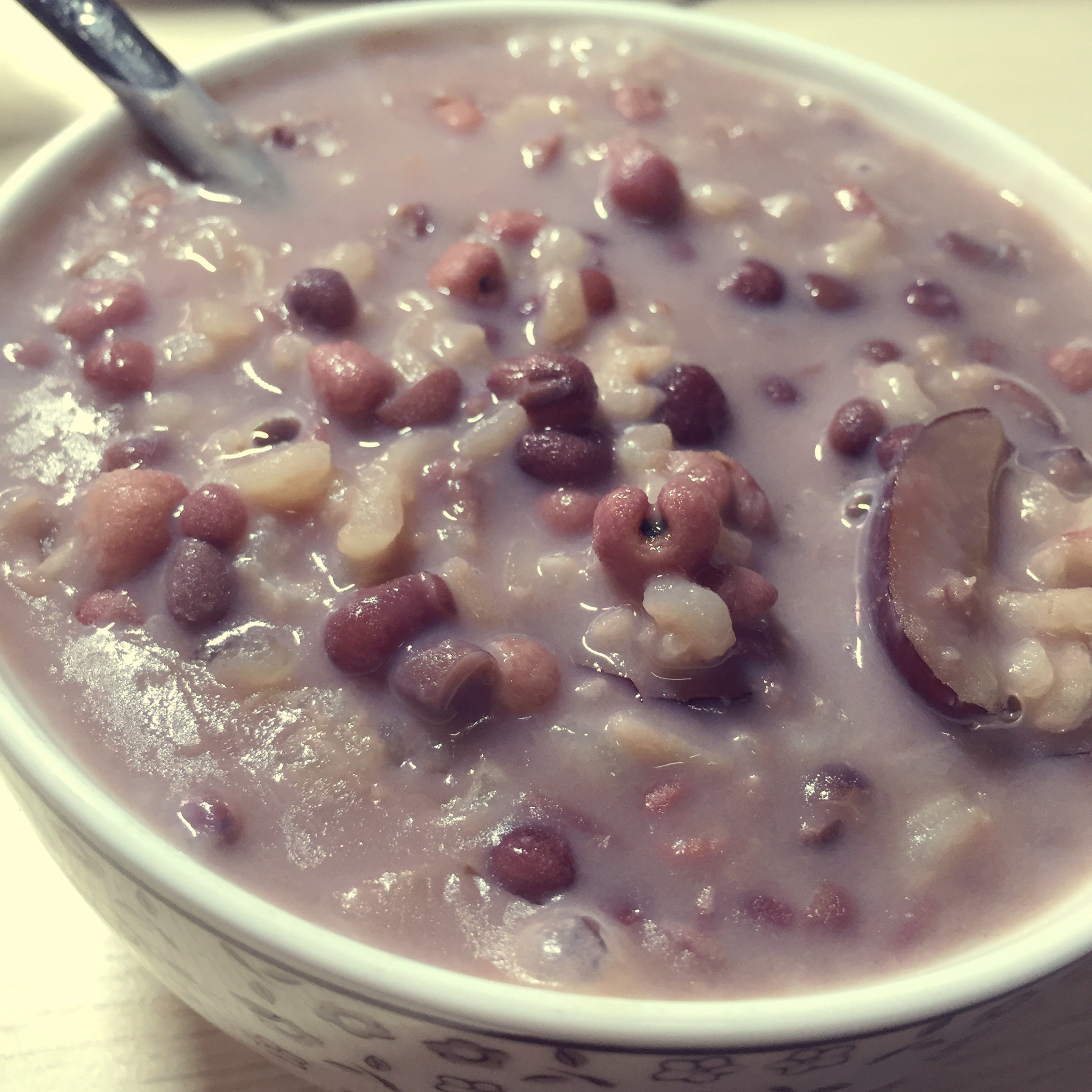 红枣红豆薏仁牛奶粥