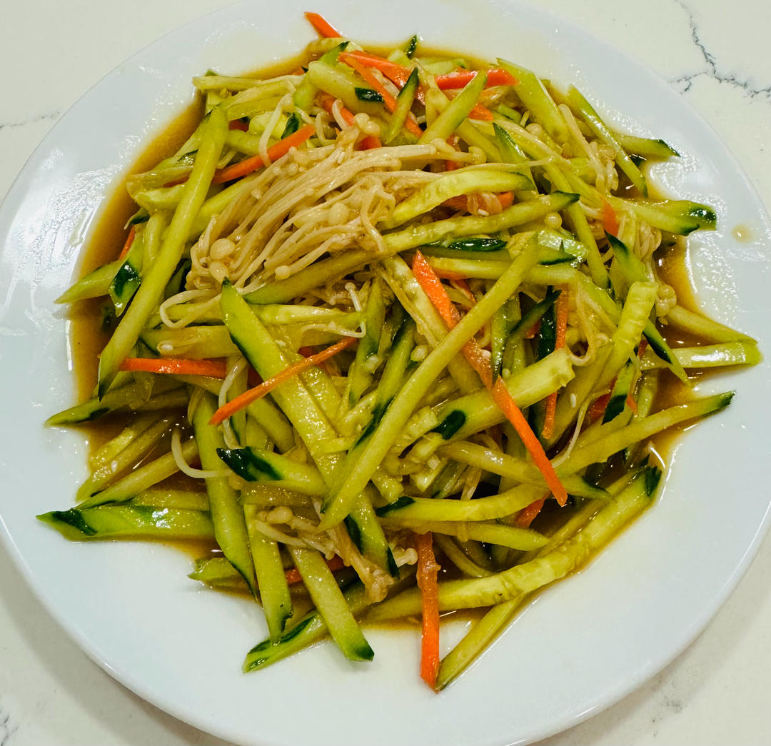 很好吃的😍黄瓜拌金针菇