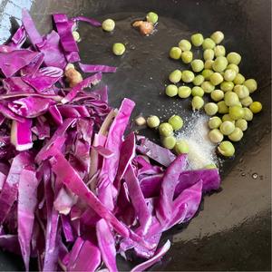 🌈彩虹烩饭（紫甘蓝火腿香菇胡萝卜豌豆烩饭）的做法 步骤2